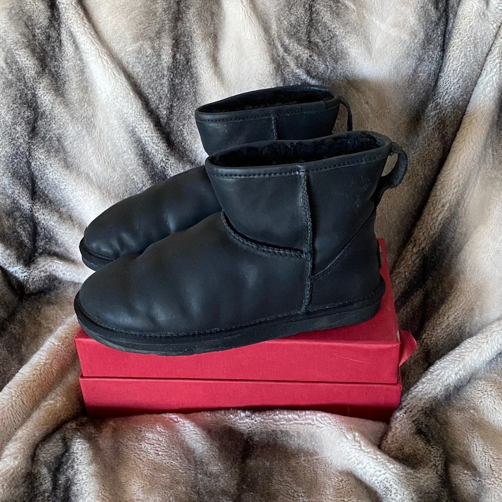 Australia Luxe Collection Sheepskin Lined Black Leather Logo Boots Unisex